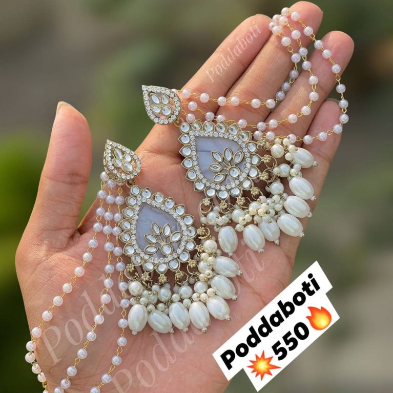 Earrings with tana